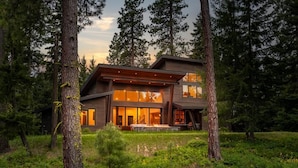 A modern house surrounded by tall trees. - Golf Course View, Fire Pit & Suncadia Pool Access (Cle Elum)