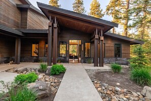 A modern house with a wooden exterior, a concrete pathway, and a stone border. - Golf Course View, Fire Pit & Suncadia Pool Access (Cle Elum)