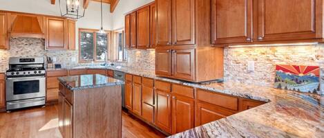 ثلاجة، ميكروويف، فرن، موقد طهي مسطح