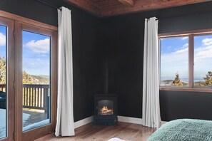 5 bedrooms, desk, iron/ironing board, WiFi