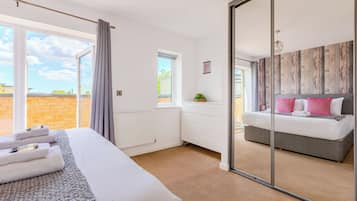 4 bedrooms, iron/ironing board, WiFi, bed sheets