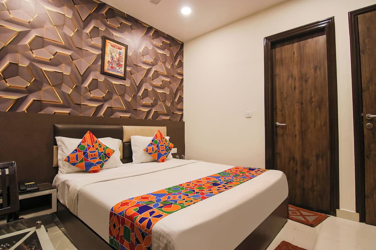 Deluxe Double Room | Laptop workspace, soundproofing, free WiFi, bed sheets