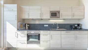 Geladeira, micro-ondas, fogão, cooktop