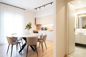 Luxury Apartment, 3 Bedrooms, Kitchen, City View | Dining room