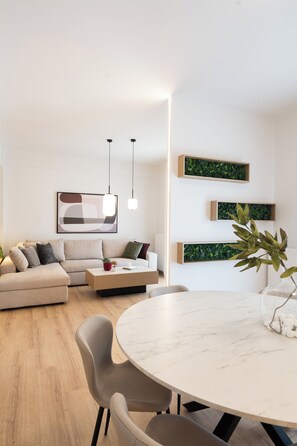 Appartement Luxe, 3 chambres, cuisine, vue ville | Coin séjour