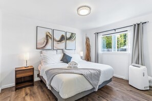 3 間睡房、書桌、熨斗/熨衫板、可攜式嬰兒床