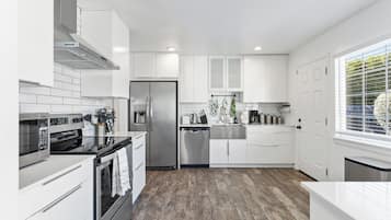 Frigorifero, microonde, forno, piano cottura