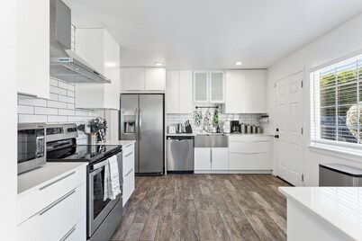 NEW! Mins to Palo Alto, Stanford, Meta w/Firepit, Pet-Friendly!