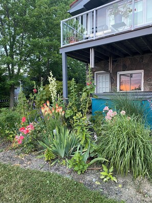 Exterior detail - Huron Lakefront Cottage Charming 8 bedrms 4bths 18+guests 8car/Hotub/pets . (Goderich)