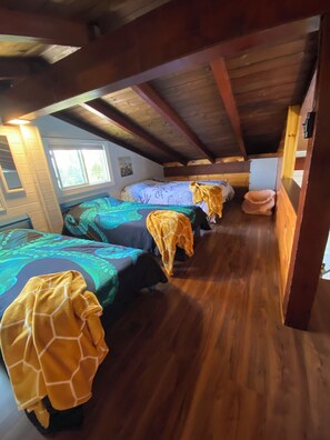 8 bedrooms, desk, iron/ironing board, travel cot