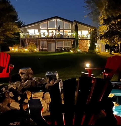 Huron Lakefront Cottage Charming 8 bedrms 4bths 18+guests 8car/Hotub/pets .