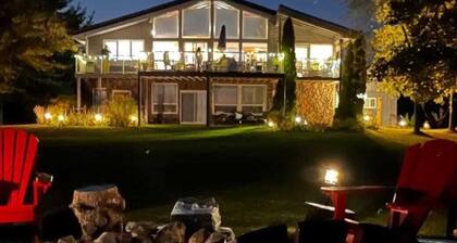 Huron Lakefront Cottage Charming 8 bedrms 4bths 18+guests 8car/Hotub/pets .