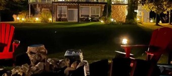 Huron Lakefront Cottage Charming 8 bedrms 4bths 18+guests 8car/Hotub/pets .