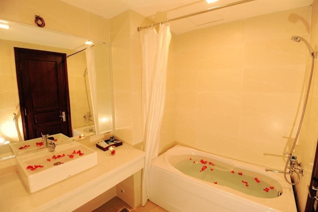 Suite de lujo, vistas a la ciudad | Baño | Ducha, secador de pelo, zapatillas y toallas