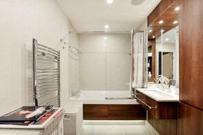Apartment | Bathroom - Luxury City Apartment in London Battersea Reach (London)