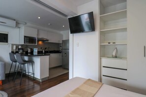 1 slaapkamer, een strijkplank/strijkijzer, wifi, beddengoed