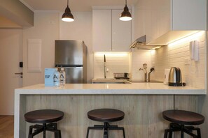 冷蔵庫、電子レンジ、オーブン、コンロ