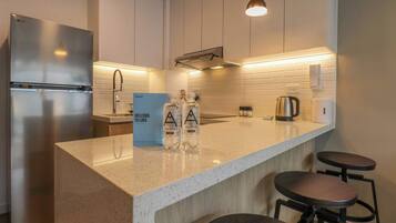 Een koelkast, een magnetron, een oven, een kookplaat