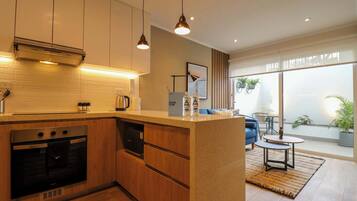 Een koelkast, een magnetron, een oven, een kookplaat