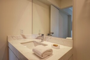 Suihku, hiustenkuivaaja, pyyhkeet