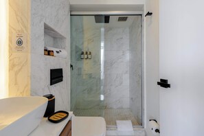 Dusche, Haartrockner, Handtücher