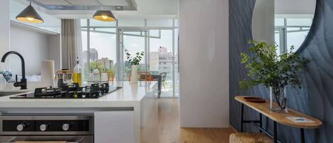 Mikrobølgeovn, kokeplater, kaffetrakter/tekoker og kjøkkenutstyr