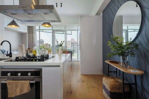 Mikrobølgeovn, kokeplater, kaffetrakter/tekoker og kjøkkenutstyr