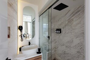 Shower, hair dryer, towels, shampoo