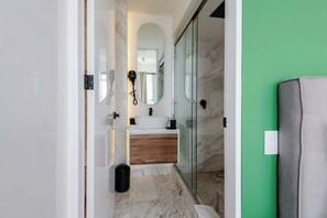 淋浴设施、吹风机、毛巾