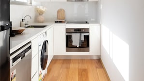 Cafetera/tetera, refrigerador, microondas, horno