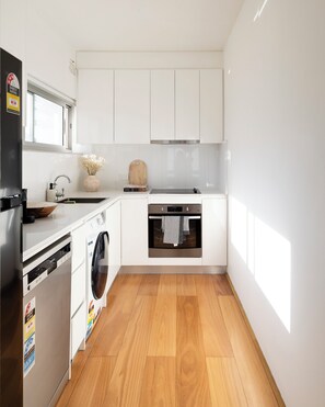 Kylskåp, mikrovågsugn, ugn och spishäll