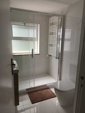 ヘアドライヤー、タオル、石鹸、トイレットペーパー