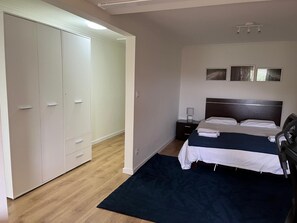 1 chambre, bureau, fer et planche à repasser, accès au Wi-Fi (inclus)