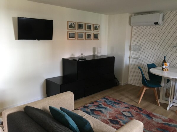 Smart TV, libros y estéreo 