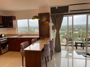 Microwave, oven - Ocean Retreat 1-bedroom apartment with AC, WiFi in brilliant Negombo (Negombo)