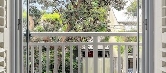 The Newtowner - Stylish Home in the heart of Newtown!