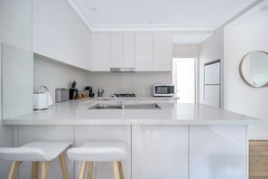 Frigorifero, microonde, forno, piano cottura