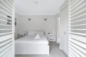 3 bedrooms, desk, iron/ironing board, travel cot - The Newtowner - Stylish Home in the heart of Newtown! (Newtown)