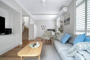 Smart TV, offices, computer monitors - The Newtowner - Stylish Home in the heart of Newtown! (Newtown)
