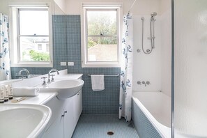 Hair dryer, towels - The Newtowner - Stylish Home in the heart of Newtown! (Newtown)