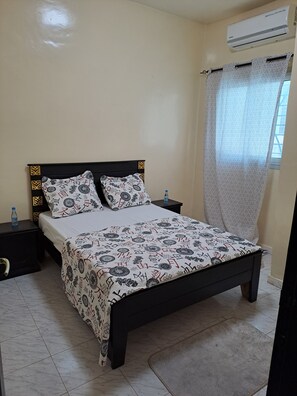 2 quartos, ferros/tábuas de passar roupa, berço de viagem