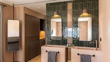 Superior suite | Een minibar, een kluis op de kamer, gratis wifi, beddengoed