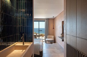 Minibar, caja de seguridad en la habitación, wifi gratis y ropa de cama 