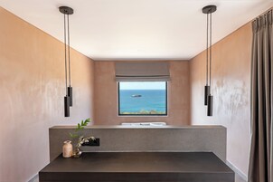 Minibar, caja de seguridad en la habitación, wifi gratis y ropa de cama 