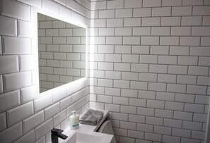 Haartrockner, Handtücher, Toilettenpapier