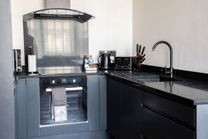 Private kitchen - Unique 3 Bed Apartment Withnell Road, Blackpool (Blackpool)