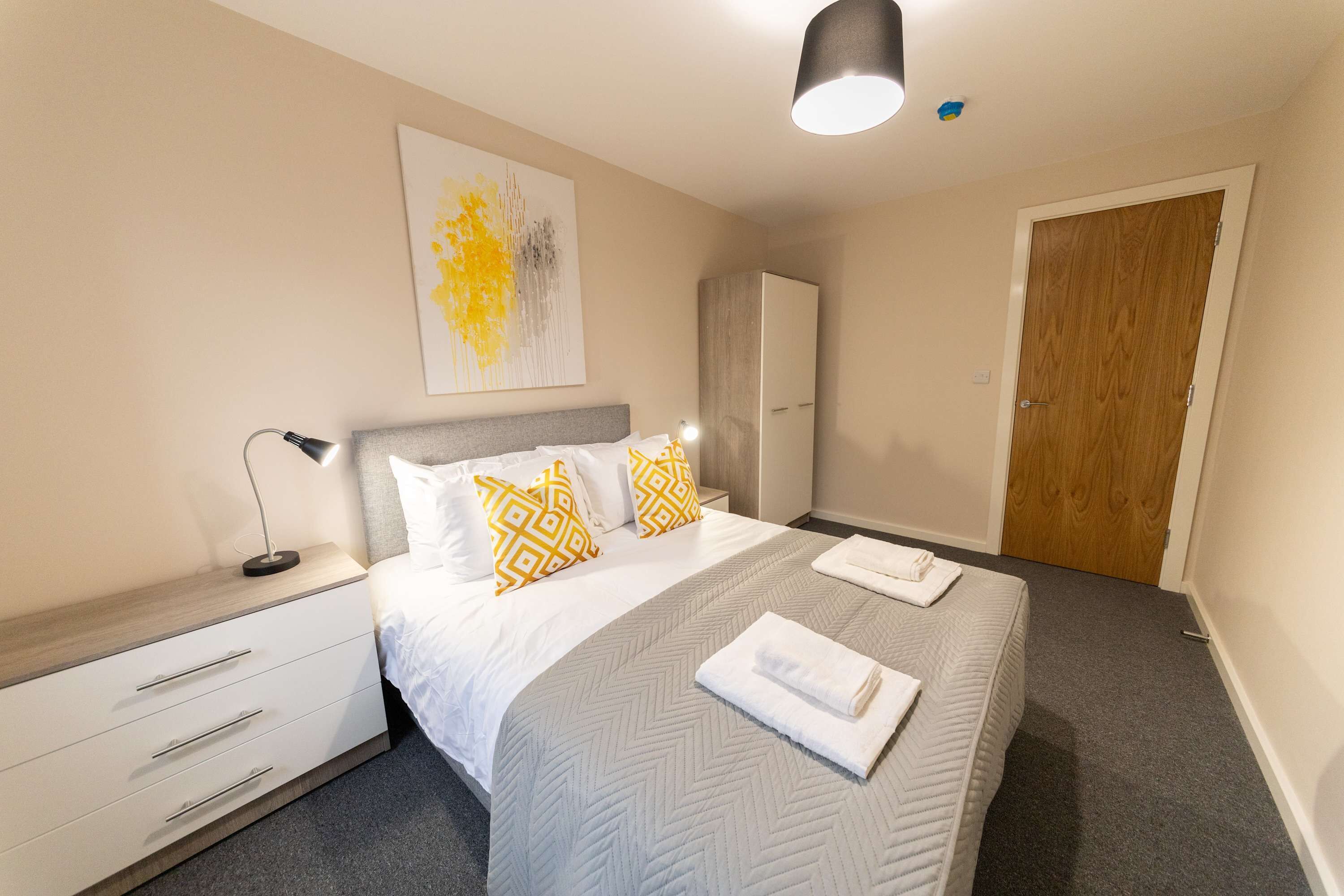 2 soverom, skrivebord, strykejern/-brett og wi-fi