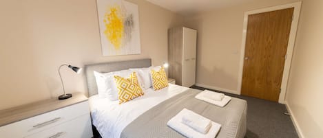 2 soverom, skrivebord, strykejern/-brett og wi-fi