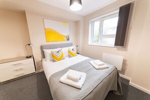 2 bedrooms, desk, iron/ironing board, WiFi