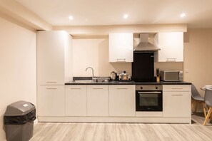 Fridge, microwave, oven, stovetop - Fabulous 2 Bedroom Apartment in Machester (Manchester)